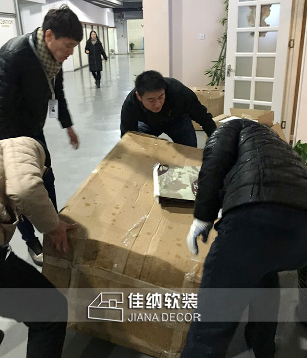 佳纳正在为业主搬运家具